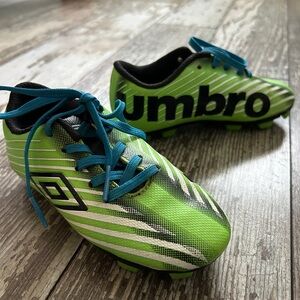 Umbro kid soccer shoes with cleats, green (size 7-8 Toddler)